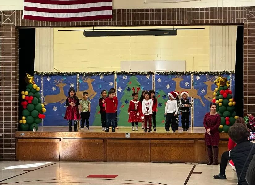 Kinders performing
