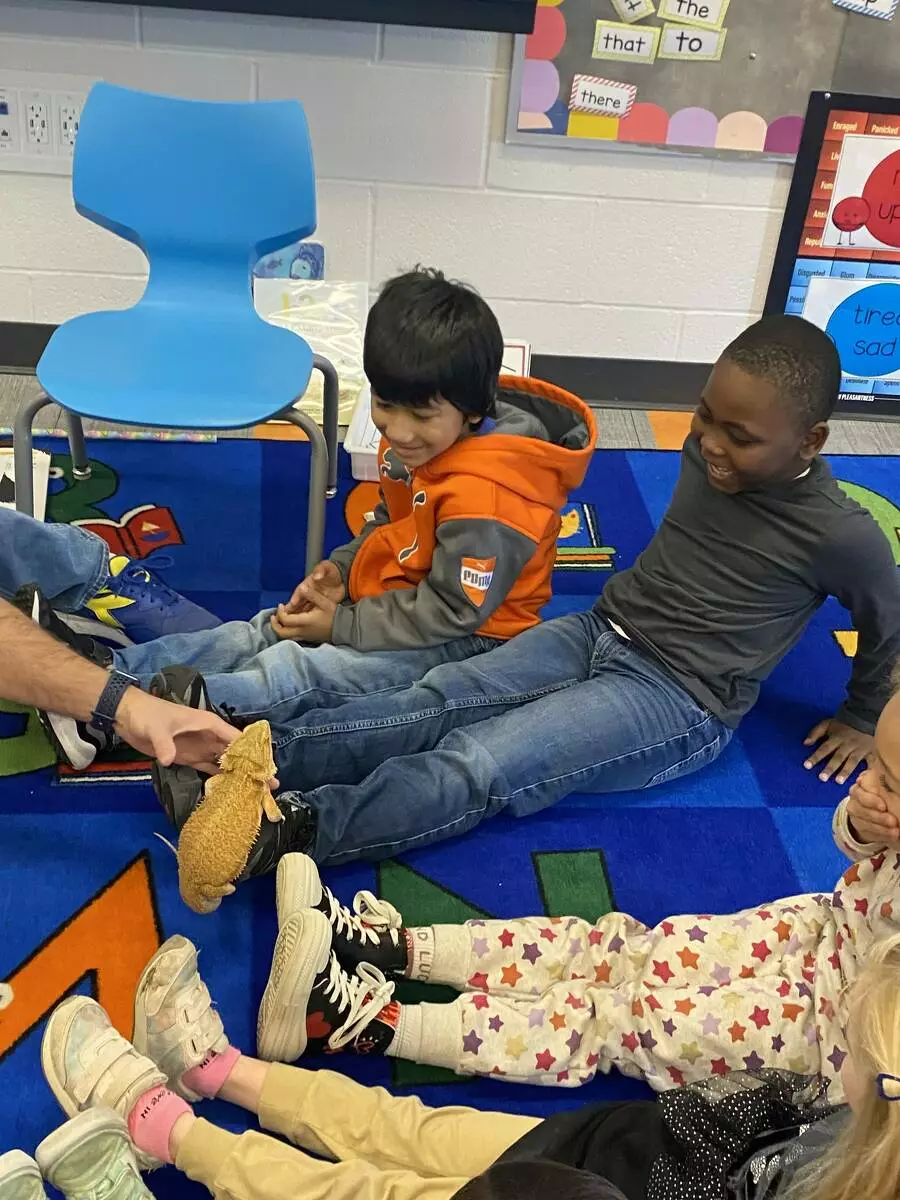 Kinders let Puff climb on their feet!